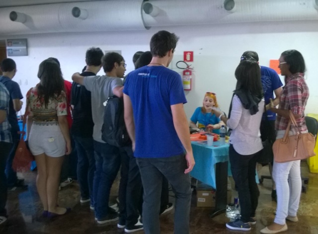 Mozillians conversando com os participantes do Front in Maceió