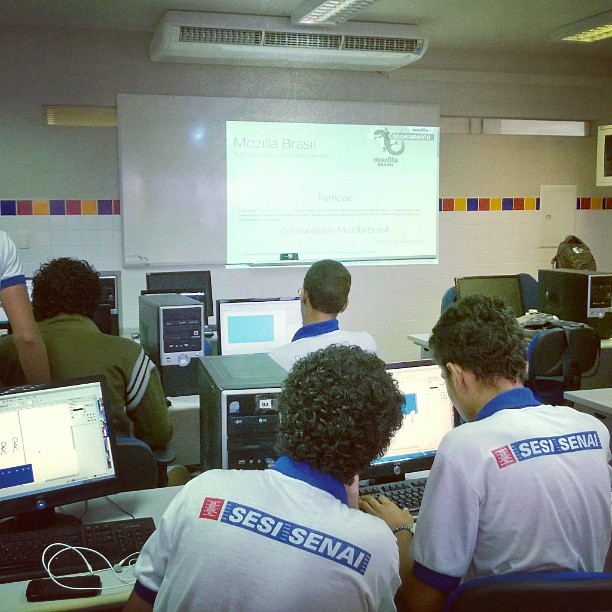 Pessoal do SENAI no hackathon do Front In Maceió