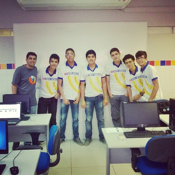 Pessoal do SENAI no hackathon do Front In Maceió