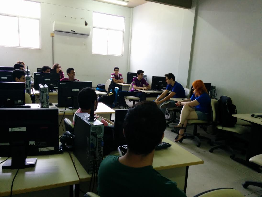 Marcus e Melissa desenvolvendo ideias com as equipes do IFAL