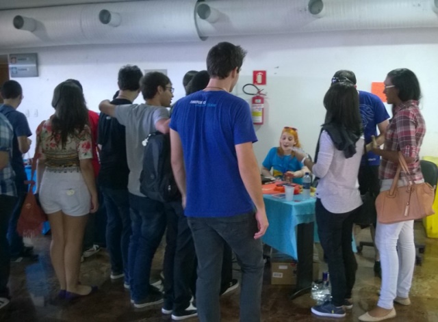 Mozillians conversando com participantes do Front in Maceió